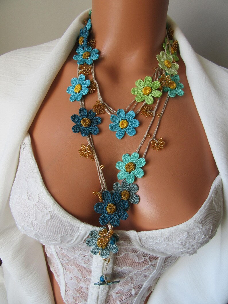 Blaue Gänseblümchen Lange Halskette, Türkis Häkelblume Lariat, Boho Wrap Sommer Statement Kette