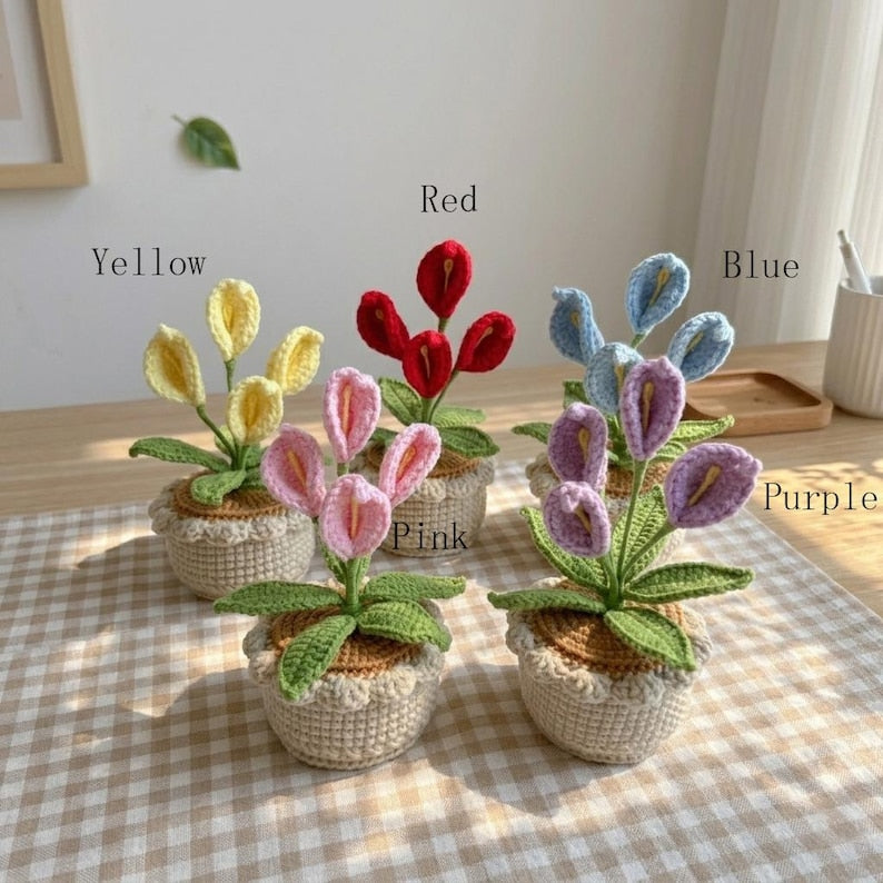 Gehäkelte Calla-Lilienblume im Topf, handgefertigt, Schreibtischdeko, 14 cm, Geburtstagsgeschenk