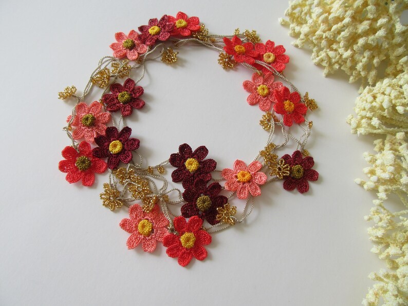 Coral Daisy Lange Häkelkette, Floral Wrap Lariat, Boho Sommer Statement Halskette