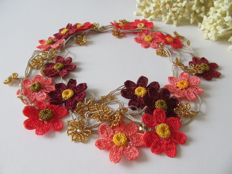 Coral Daisy Lange Häkelkette, Floral Wrap Lariat, Boho Sommer Statement Halskette