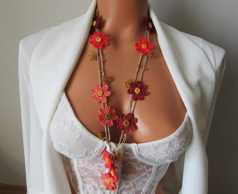 Coral Daisy Lange Häkelkette, Floral Wrap Lariat, Boho Sommer Statement Halskette