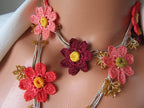 Coral Daisy Lange Häkelkette, Floral Wrap Lariat, Boho Sommer Statement Halskette