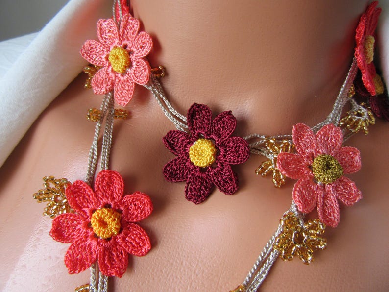 Coral Daisy Lange Häkelkette, Floral Wrap Lariat, Boho Sommer Statement Halskette