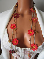 Coral Daisy Lange Häkelkette, Floral Wrap Lariat, Boho Sommer Statement Halskette