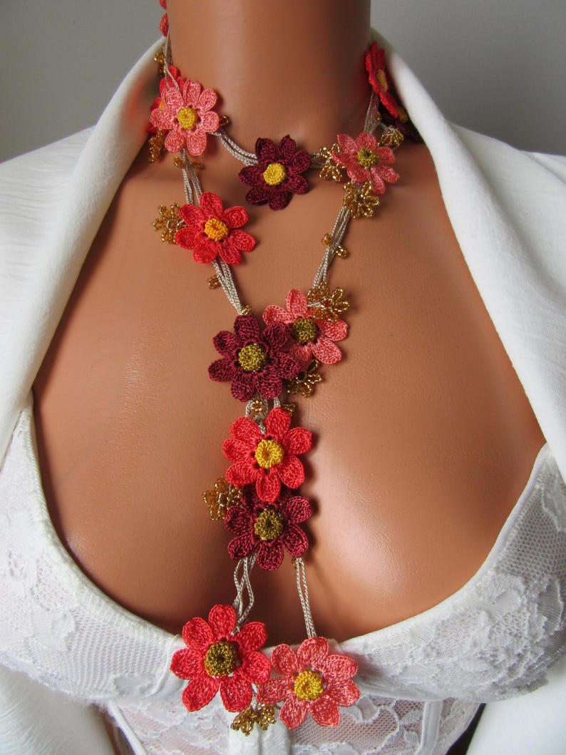Coral Daisy Lange Häkelkette, Floral Wrap Lariat, Boho Sommer Statement Halskette