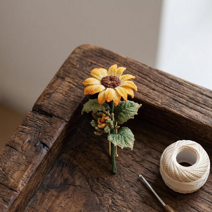 Mikro Häkeln Sonnenblume Brosche, Cottagecore Blume Pin, Vintage-Stil Blumenbrosche