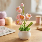 Gehäkelte Blumen im Topf, Rosa Häkelblumen mit grünem Stiel, Handgemachte Blumendeko im weißen Topf