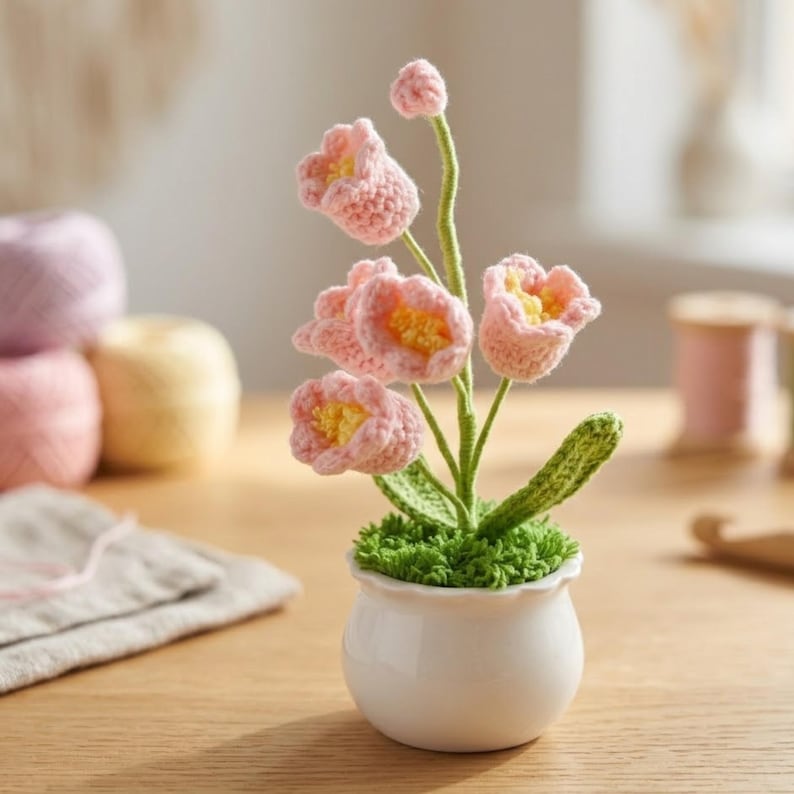 Gehäkelte Blumen im Topf, Rosa Häkelblumen mit grünem Stiel, Handgemachte Blumendeko im weißen Topf