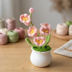Gehäkelte Blumen im Topf, Rosa Häkelblumen mit grünem Stiel, Handgemachte Blumendeko im weißen Topf