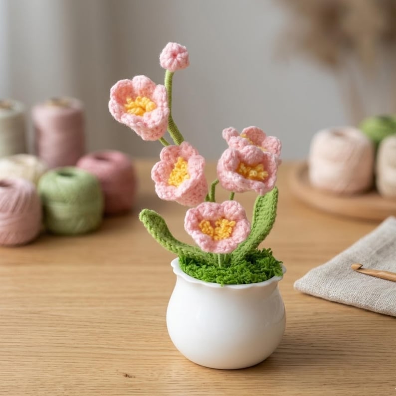 Gehäkelte Blumen im Topf, Rosa Häkelblumen mit grünem Stiel, Handgemachte Blumendeko im weißen Topf
