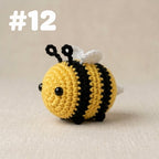 Handgemachter Mini Crochet Tier Schlüsselanhänger - 19 Styles Amigurumi Taschenanhänger - Niedlicher Plüsch Schlüsselanhänger aus Baumwollgarn - 6-7 cm