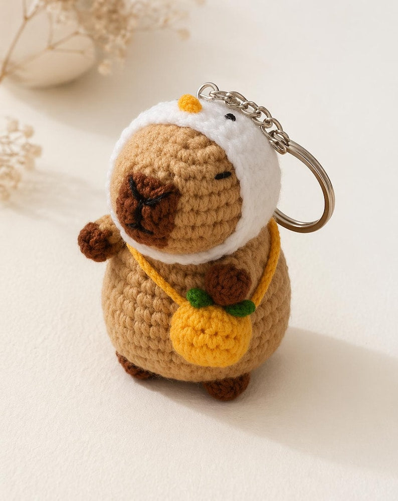Gehäkelter Capybara Schlüsselanhänger – Amigurumi Tier Anhänger mit Schildkröte, Küken, Ananas Tasche