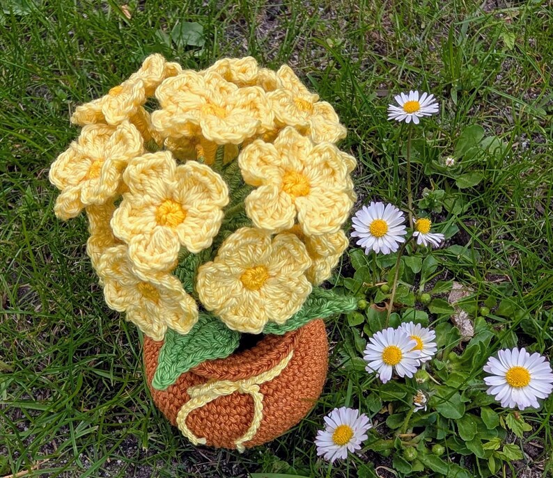 Gehäkelter Gänseblümchenstrauß im Topf, handgemachtes Amigurumi Frühlingsblumendekor, Geschenk, gelb und grün, 15cm Höhe