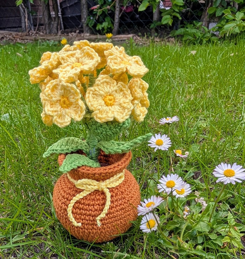 Gehäkelter Gänseblümchenstrauß im Topf, handgemachtes Amigurumi Frühlingsblumendekor, Geschenk, gelb und grün, 15cm Höhe