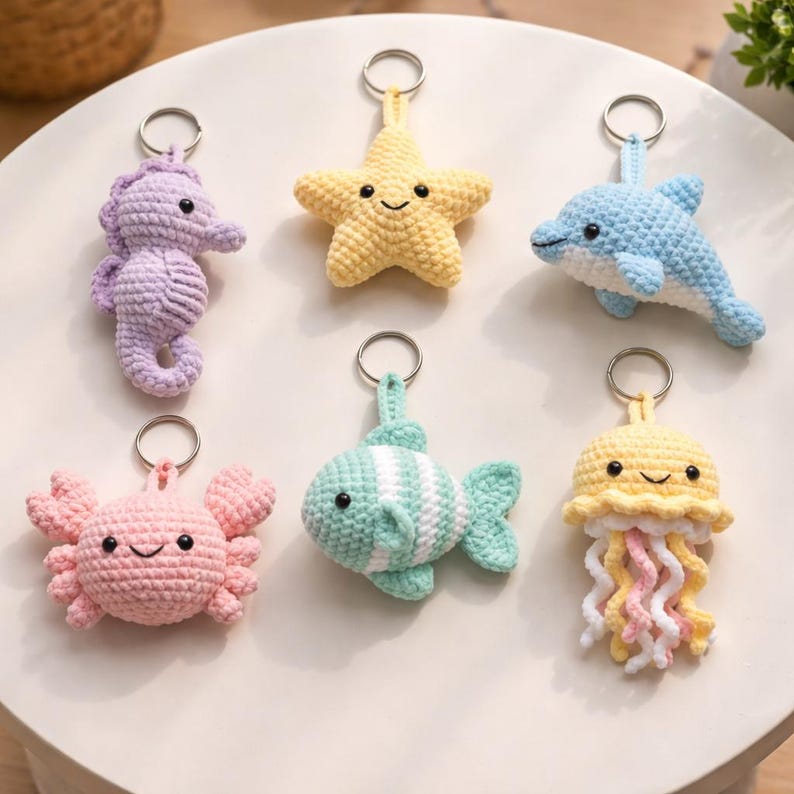 Gehäkelte Meerestier Schlüsselanhänger Set, Amigurumi Seepferdchen Seestern Delphin Qualle Krabbe Fisch