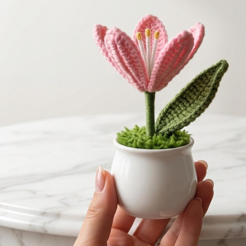 Handgehäkelter Krokus im Topf - Amigurumi Frühlingsblume, künstliche Pflanze für Schreibtisch, Weiß Lila Pink