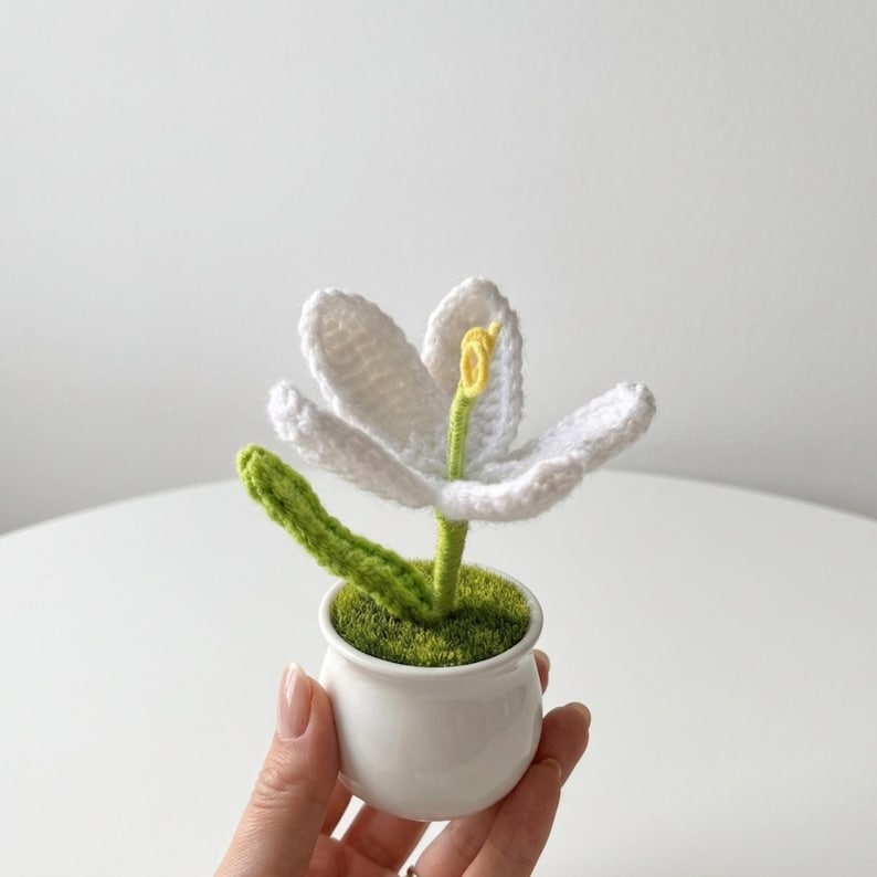 Handgehäkelter Krokus im Topf - Amigurumi Frühlingsblume, künstliche Pflanze für Schreibtisch, Weiß Lila Pink