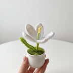 Handgehäkelter Krokus im Topf - Amigurumi Frühlingsblume, künstliche Pflanze für Schreibtisch, Weiß Lila Pink