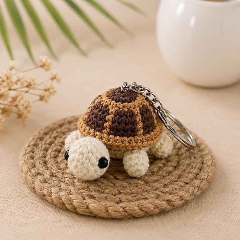 Amigurumi Schildkröte Schlüsselanhänger, gehäkelter Mini Tieranhänger, kawaii Taschenanhänger, Garn und Metallspange
