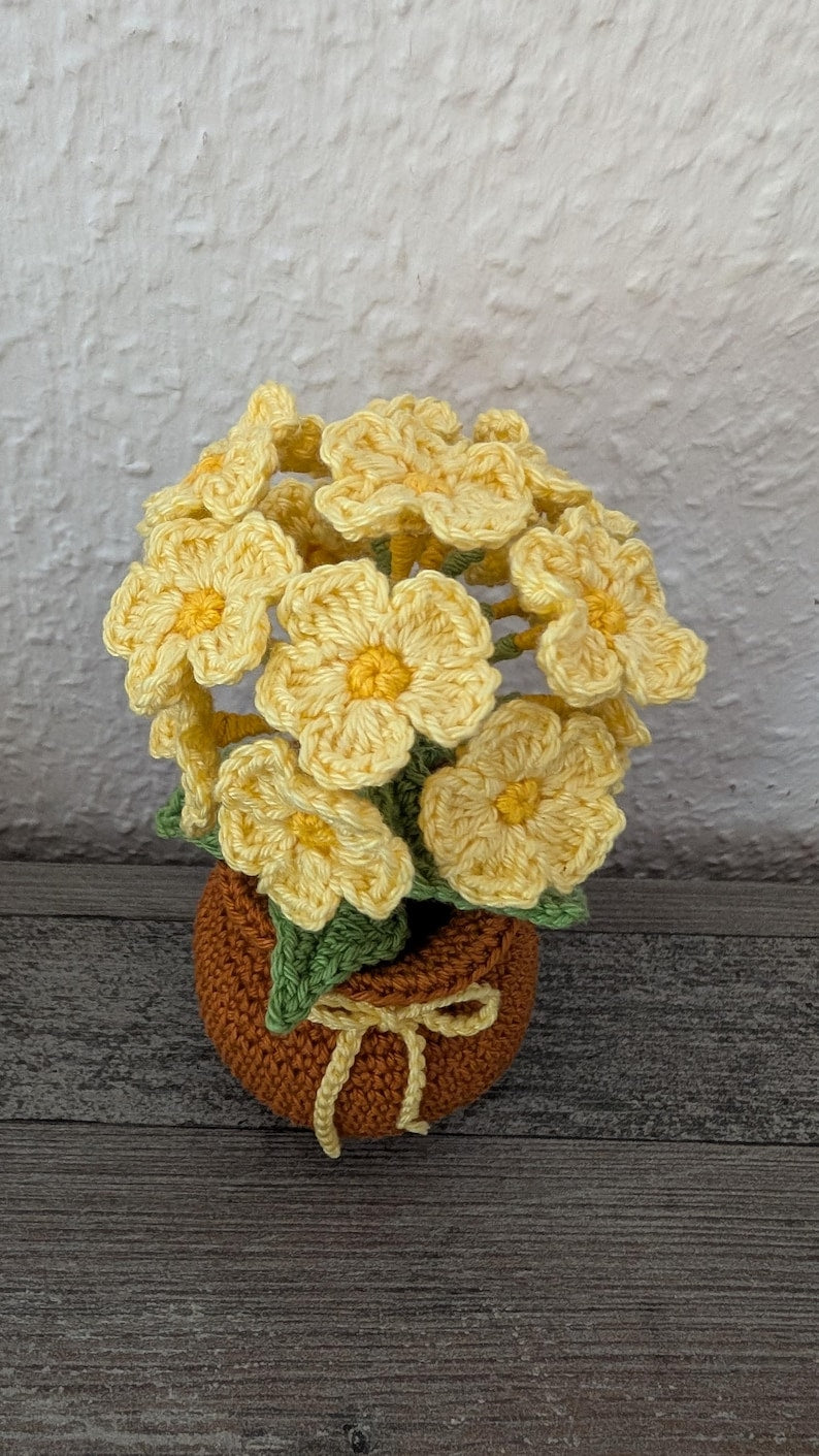 Gehäkelter Gänseblümchenstrauß im Topf, handgemachtes Amigurumi Frühlingsblumendekor, Geschenk, gelb und grün, 15cm Höhe