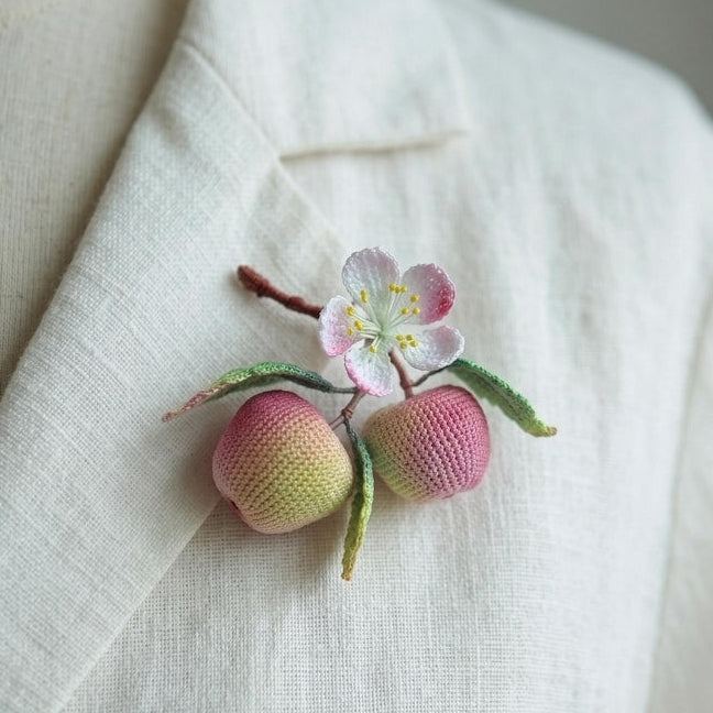 Art-Deco Apfel Blume Brosche, Miniatur Häkelblumen Anstecker für Frauen