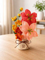 Gehäkelter Blumenstrauß im Topf – Handgefertigte Dauerblumen – Schreibtischdekoration, 24-32 cm