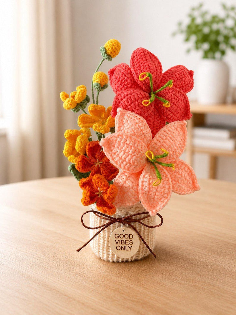 Gehäkelter Blumenstrauß im Topf – Handgefertigte Dauerblumen – Schreibtischdekoration, 24-32 cm