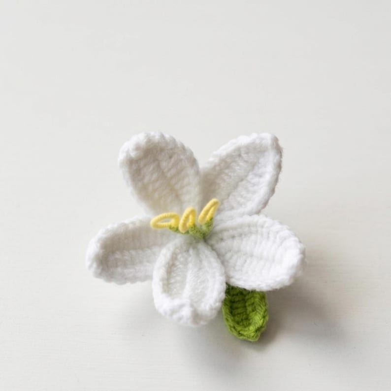 Handgehäkelter Krokus im Topf - Amigurumi Frühlingsblume, künstliche Pflanze für Schreibtisch, Weiß Lila Pink