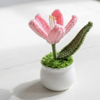 Handgehäkelter Krokus im Topf - Amigurumi Frühlingsblume, künstliche Pflanze für Schreibtisch, Weiß Lila Pink