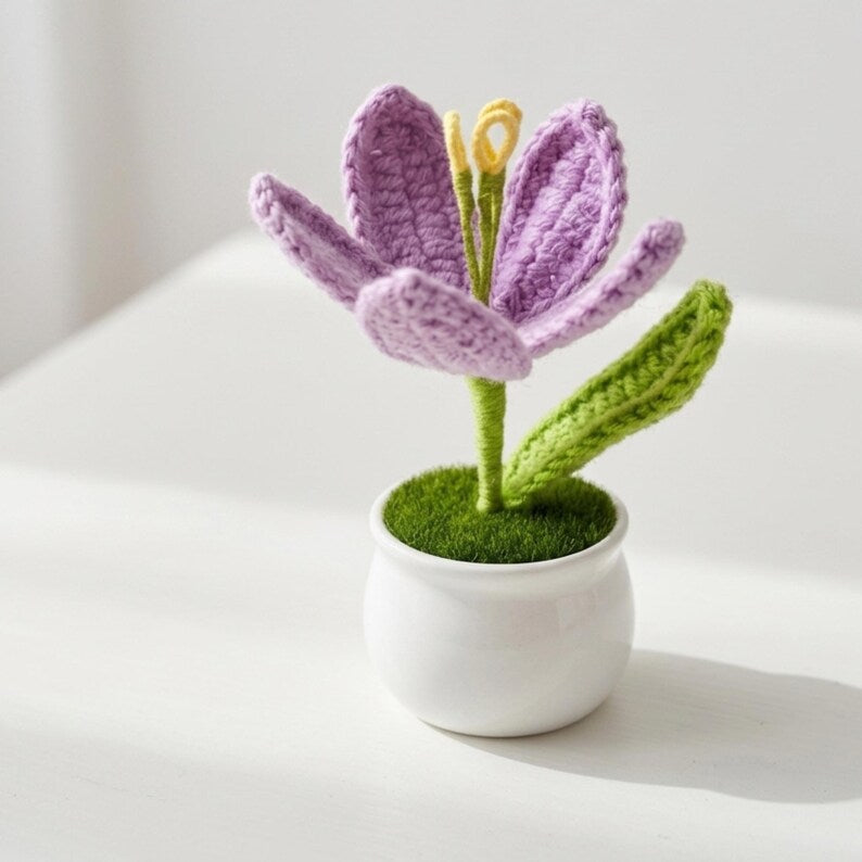 Handgehäkelter Krokus im Topf - Amigurumi Frühlingsblume, künstliche Pflanze für Schreibtisch, Weiß Lila Pink
