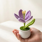 Handgehäkelter Krokus im Topf - Amigurumi Frühlingsblume, künstliche Pflanze für Schreibtisch, Weiß Lila Pink