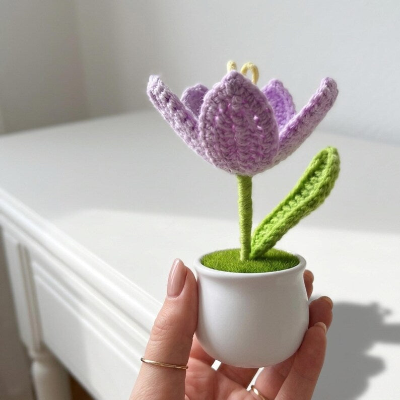 Handgehäkelter Krokus im Topf - Amigurumi Frühlingsblume, künstliche Pflanze für Schreibtisch, Weiß Lila Pink
