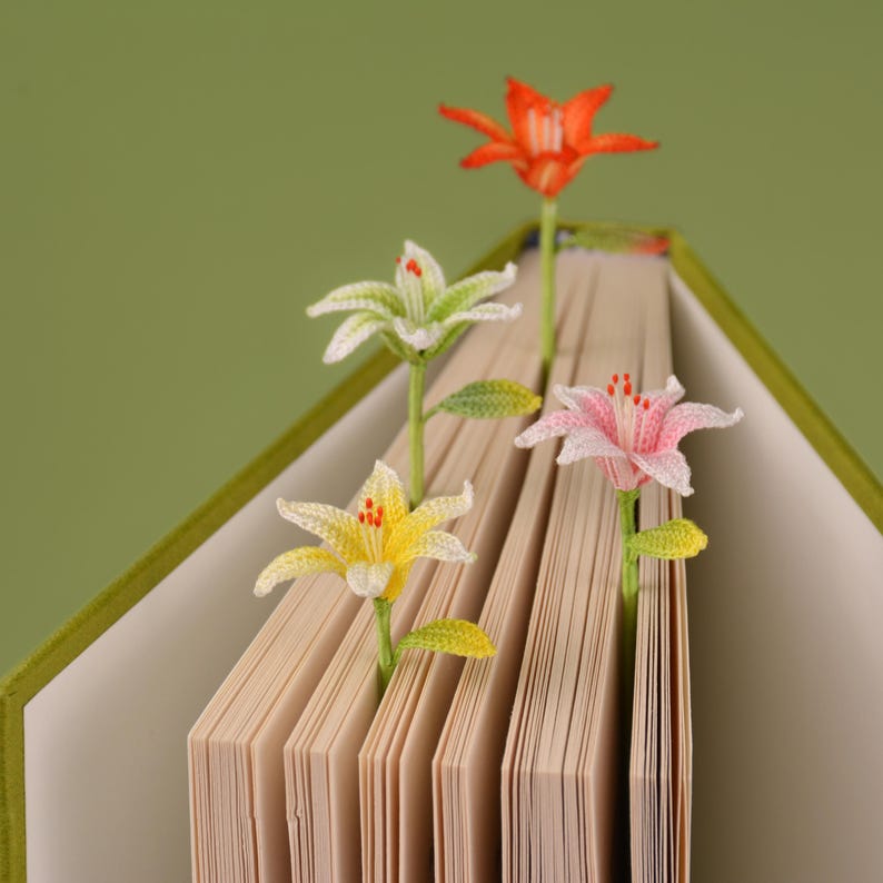 Gehäkeltes Lilien-Lesezeichen Handgemacht Pastell Frühlingsblume Gartenlesen Buch-Accessoire
