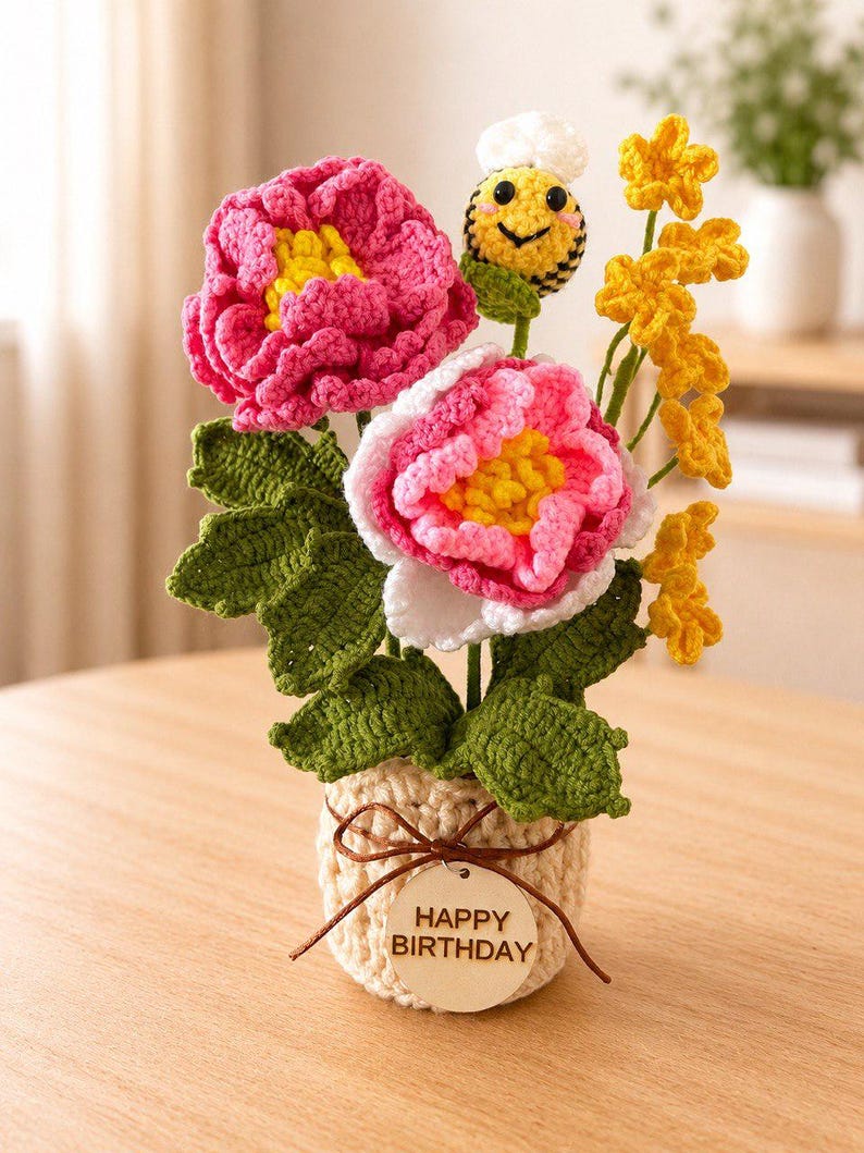 Gehäkelter Blumenstrauß im Topf – Handgefertigte Dauerblumen – Schreibtischdekoration, 24-32 cm