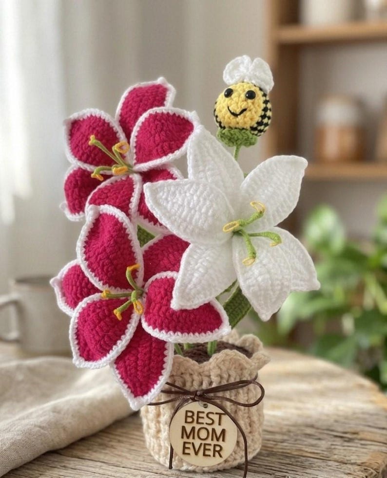 Gehäkelter Blumenstrauß im Topf – Handgefertigte Dauerblumen – Schreibtischdekoration, 24-32 cm