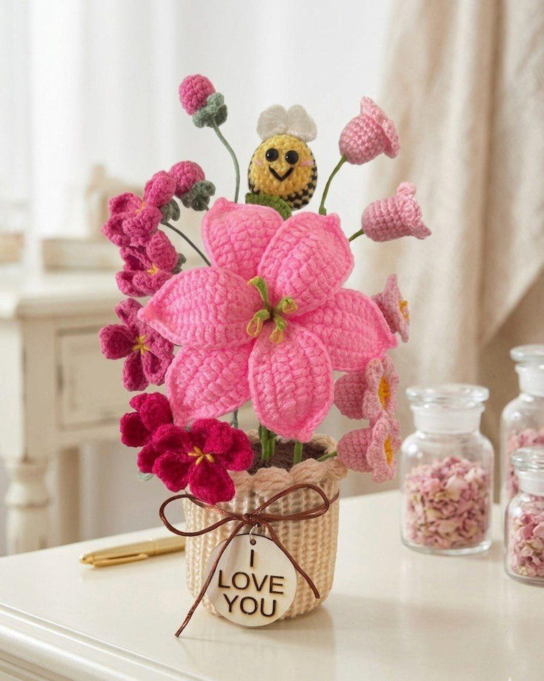 Gehäkelter Blumenstrauß im Topf – Handgefertigte Dauerblumen – Schreibtischdekoration, 24-32 cm