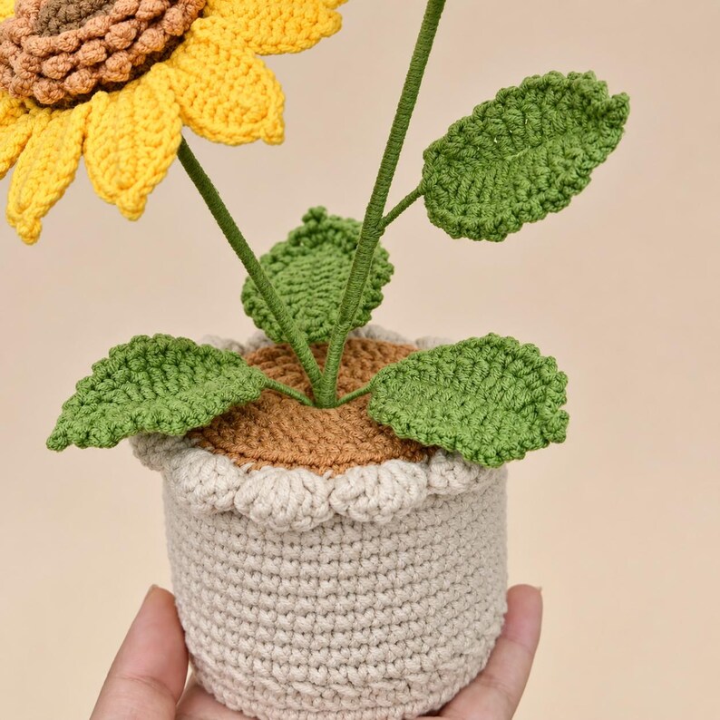 2 Handgestrickte Sonnenblumen im Topf – 12 cm Blüten – Wolle Deko Tischdeko