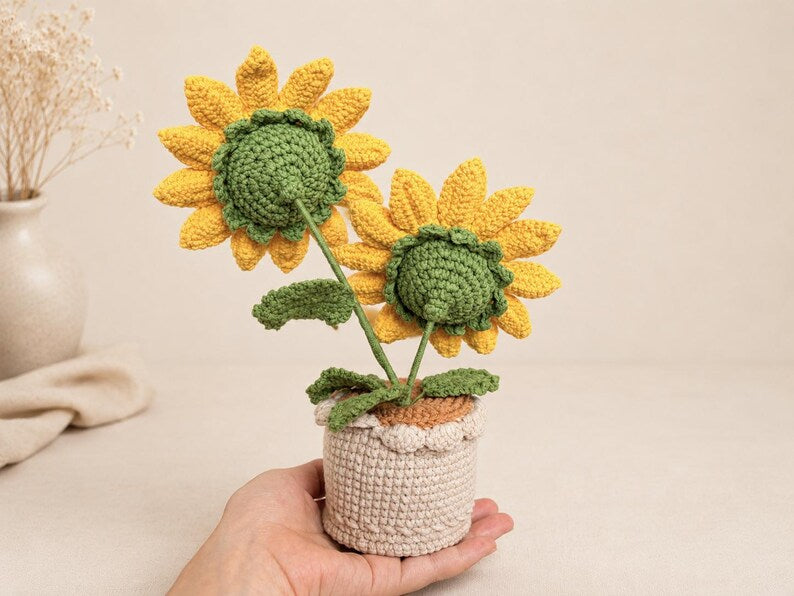 2 Handgestrickte Sonnenblumen im Topf – 12 cm Blüten – Wolle Deko Tischdeko