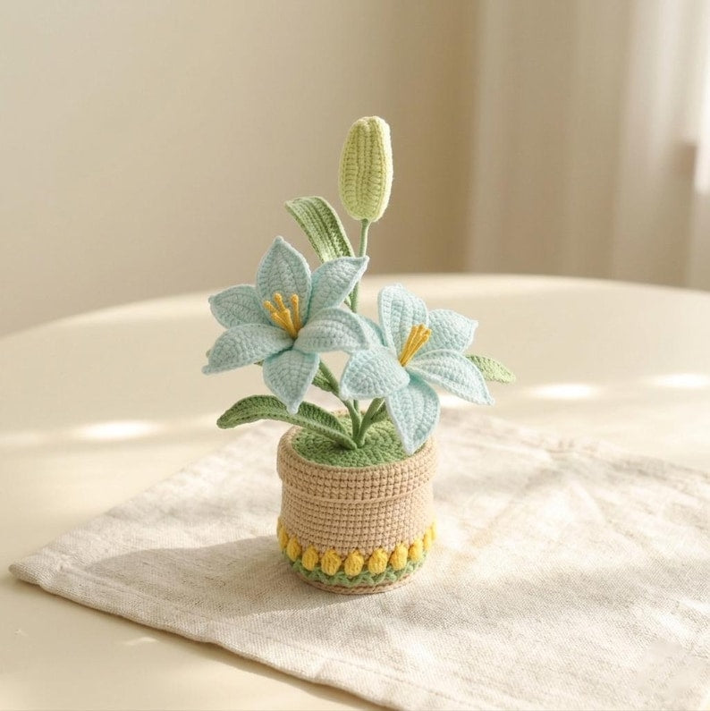 Gehäkelte Lilienblume im Topf, Häkelpflanze für Tischdekoration