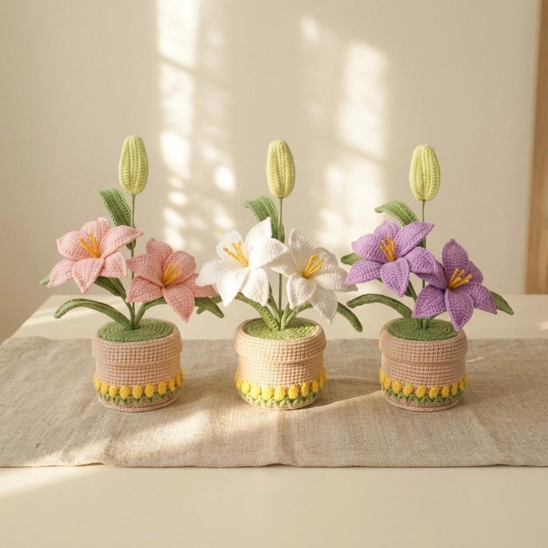 Gehäkelte Lilienblume im Topf, Häkelpflanze für Tischdekoration
