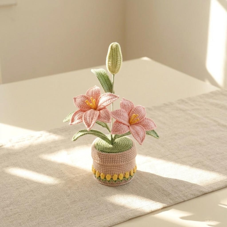 Gehäkelte Lilienblume im Topf, Häkelpflanze für Tischdekoration