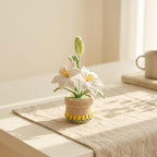 Gehäkelte Lilienblume im Topf, Häkelpflanze für Tischdekoration