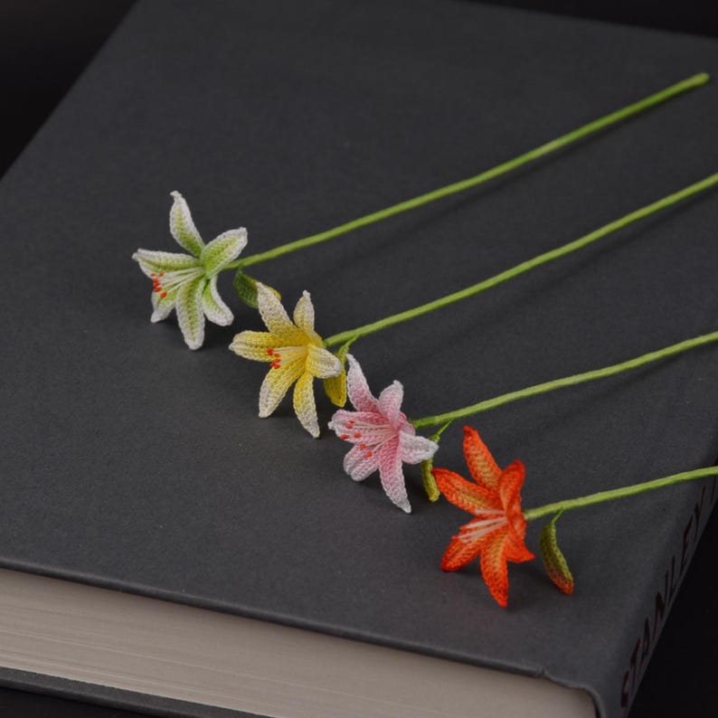 Gehäkeltes Lilien-Lesezeichen Handgemacht Pastell Frühlingsblume Gartenlesen Buch-Accessoire
