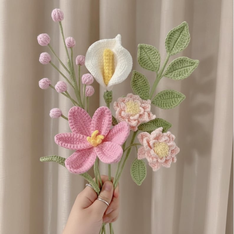 Handgefertigter Häkelblumenstrauß, Pfingstrose Rose Lilien Arrangement, Garn Wohnkultur