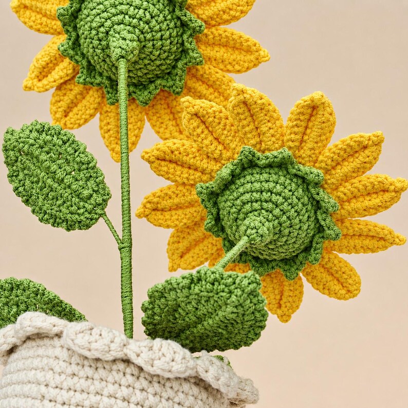 2 Handgestrickte Sonnenblumen im Topf – 12 cm Blüten – Wolle Deko Tischdeko