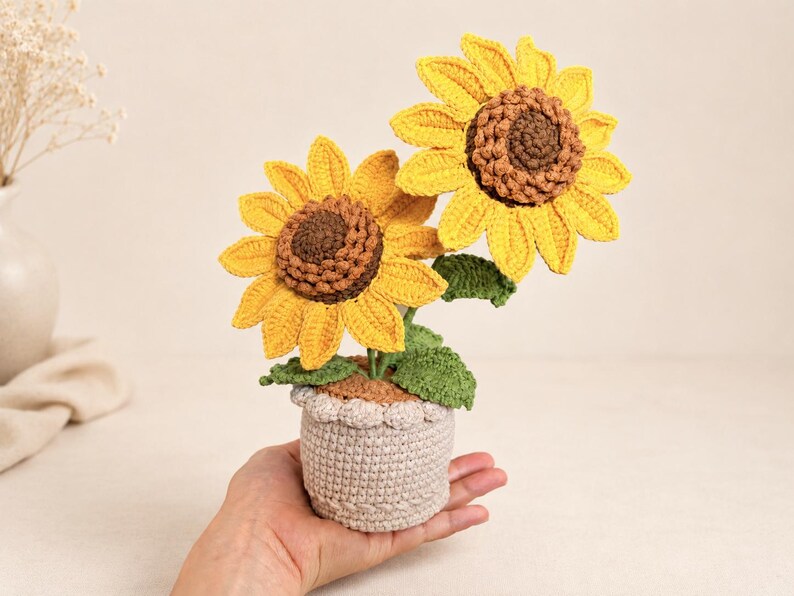 2 Handgestrickte Sonnenblumen im Topf – 12 cm Blüten – Wolle Deko Tischdeko