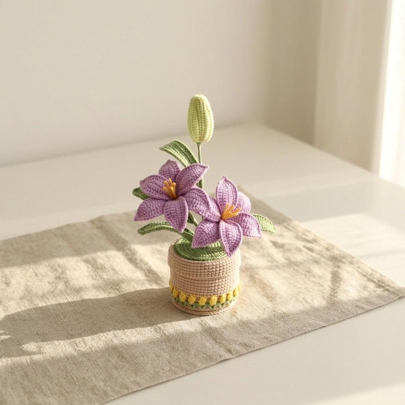 Gehäkelte Lilienblume im Topf, Häkelpflanze für Tischdekoration
