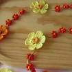 Sonnenuntergang Orange Gänseblümchen Halskette, Floral Boho Sommer Häkelschmuck, Bunte Perlen Lariat Halskette
