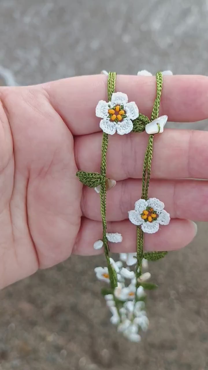 Mini Daisy Häkelkette mit Perlmutt, Weiße Mikro Blume Lariat, Perlmutt Perlen Lange Wickelkette