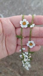 Mini Daisy Häkelkette mit Perlmutt, Weiße Mikro Blume Lariat, Perlmutt Perlen Lange Wickelkette